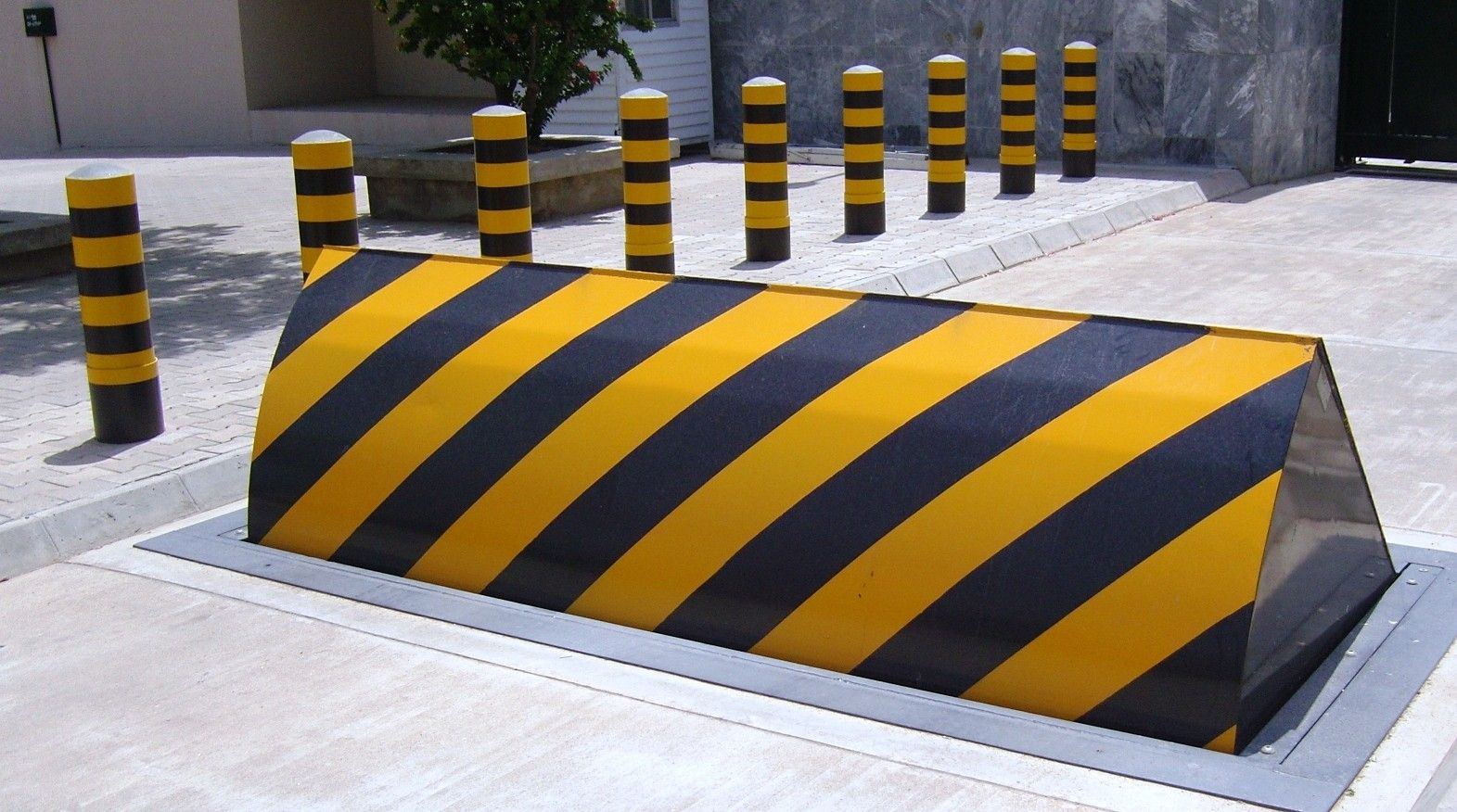 retractable bollard